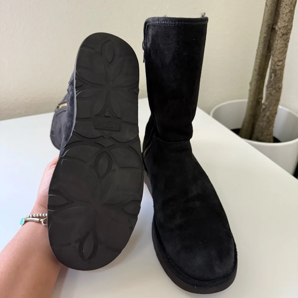 UGG Black Abree Short II Nero Suede Boots Women’s Size 7